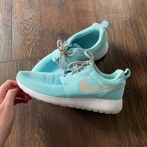NIKE WOMENS ROSHE